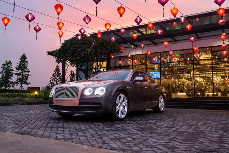 Bentley Flying Spur V8 tien ty &quot;hang hiem&quot; tai Ha thanh